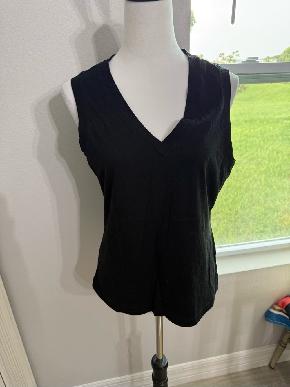 Banana Republic Black V-Neck Sleeveless Tank Top